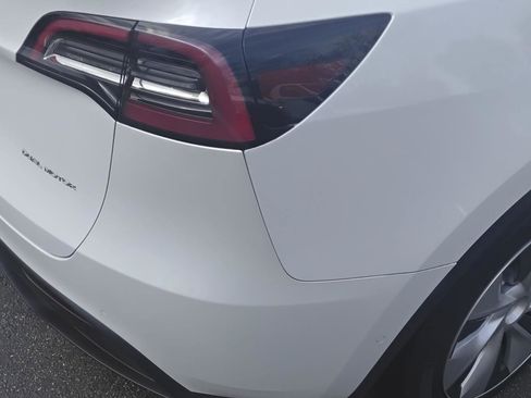 Used 2021 Tesla Model Y Long Range image 10