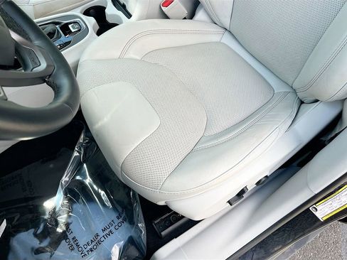 Used 2019 Jeep Cherokee Limited FWD image 19