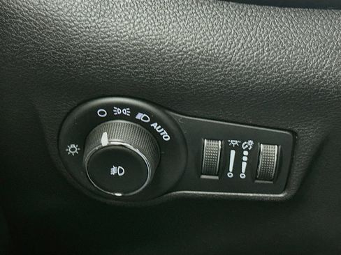 Used 2023 Jeep Compass Latitude AWD/4WD image 16