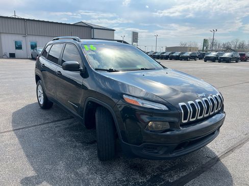 Used 2016 Jeep Cherokee Sport w/ Cold Weather Group AWD/4WD image 4