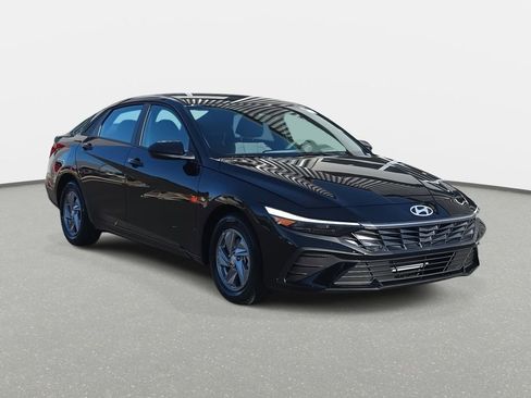 New 2026 Hyundai Elantra SE FWD image 3