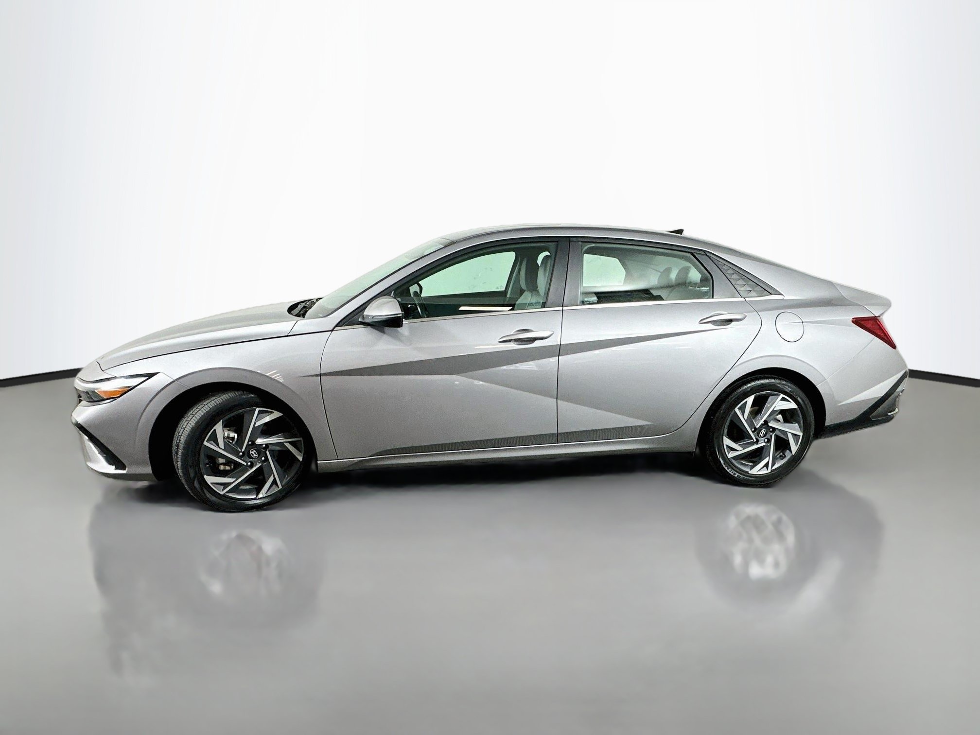 Certified 2025 Hyundai Elantra Limited FWD image 4