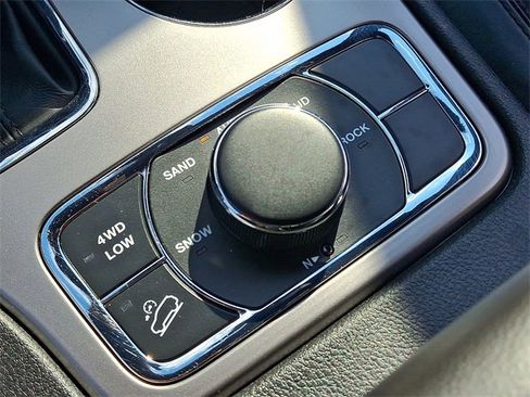 Used 2021 Jeep Grand Cherokee Limited image 25