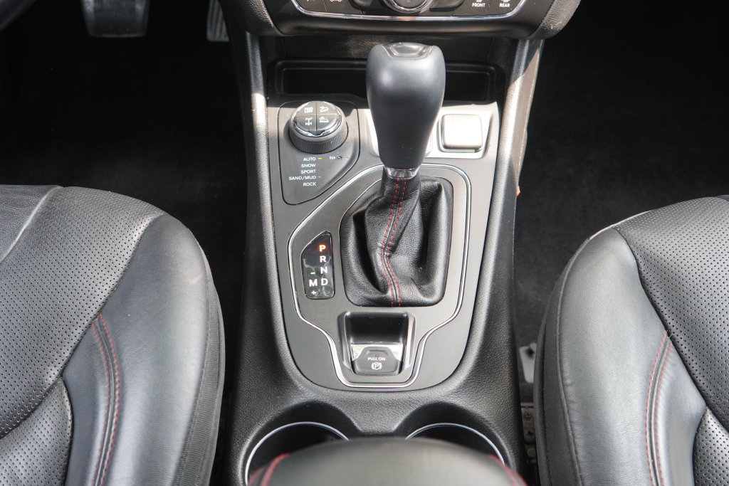 Used 2019 Jeep Cherokee Trailhawk AWD/4WD image 20