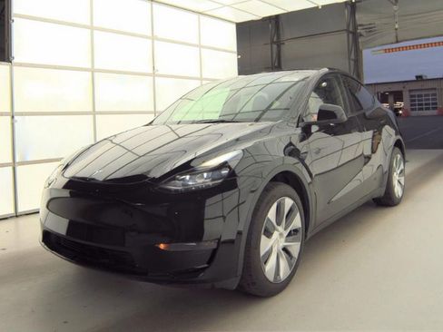 Used 2024 Tesla Model Y Long Range AWD/4WD image 2