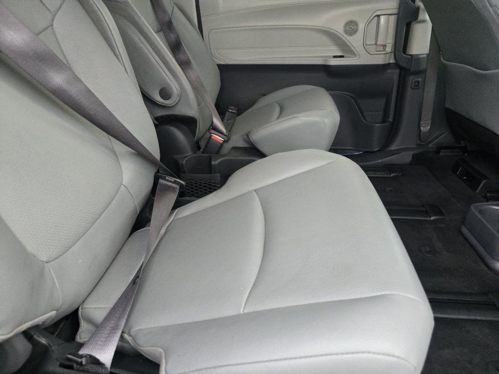 Certified 2024 Toyota Sienna XLE FWD image 21