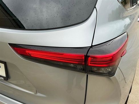 Used 2020 Toyota Highlander XLE AWD/4WD image 18