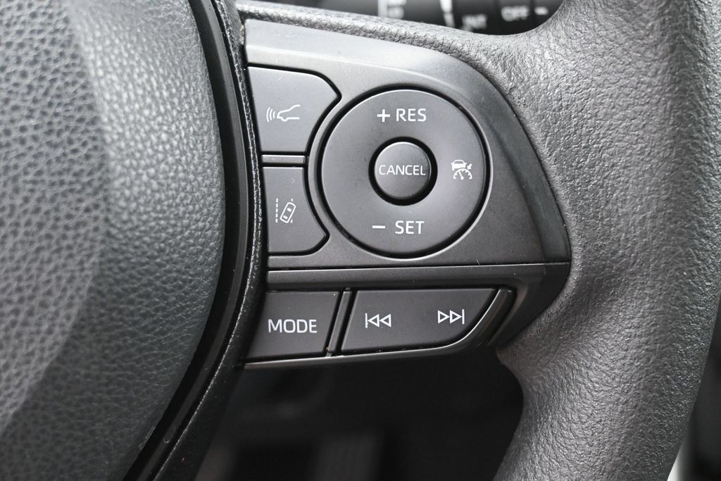 Used 2021 Toyota RAV4 XLE AWD/4WD image 18