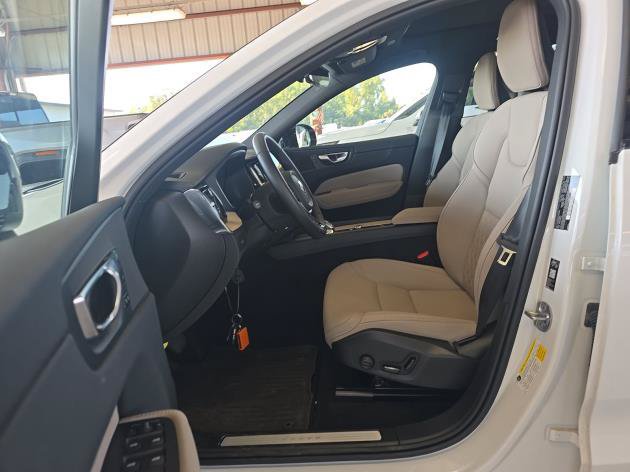 Used 2026 Volvo XC60 B5 Plus AWD/4WD image 4