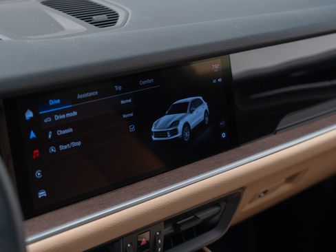 Certified 2025 Porsche Cayenne image 24