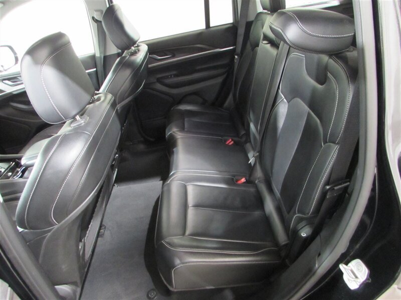 Used 2023 Jeep Grand Cherokee Limited AWD/4WD image 38