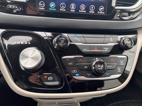 Used 2018 Chrysler Pacifica Touring-L image 15