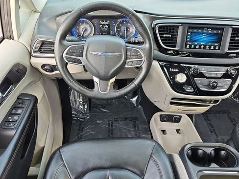 Used 2020 Chrysler Pacifica Touring-L image 15