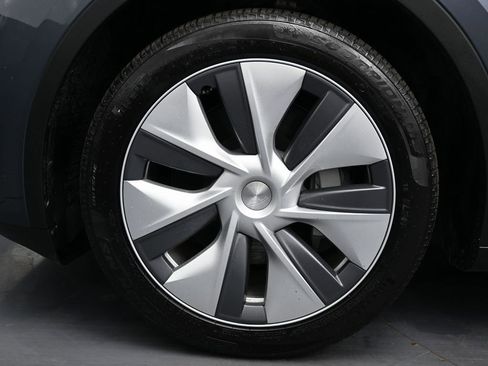 Used 2023 Tesla Model Y Long Range image 8