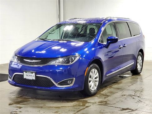 Used 2018 Chrysler Pacifica Touring-L image 2