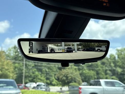 Used 2023 Chevrolet Traverse Premier FWD image 21