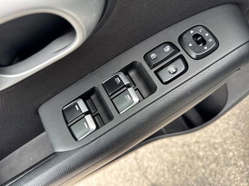 Used 2018 Kia Soul + image 12