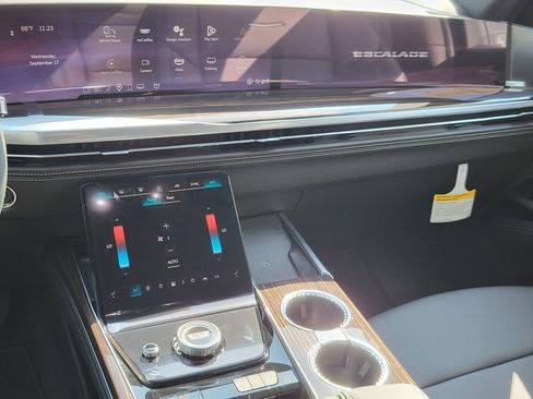 New 2025 Cadillac Escalade Luxury image 32