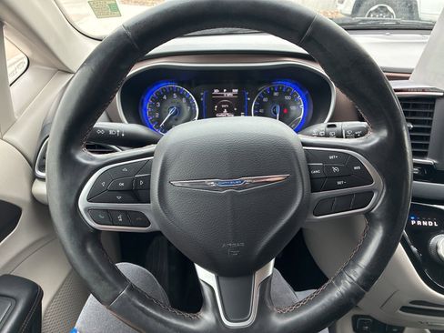 Used 2019 Chrysler Pacifica Touring-L image 26