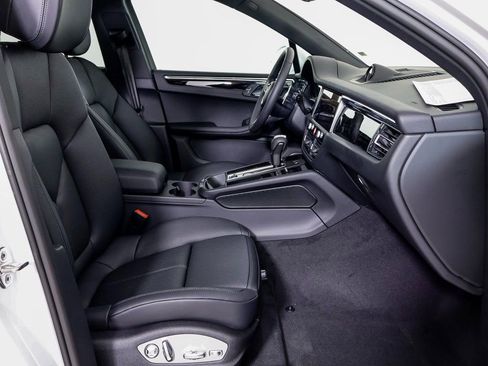 Certified 2025 Porsche Macan image 8