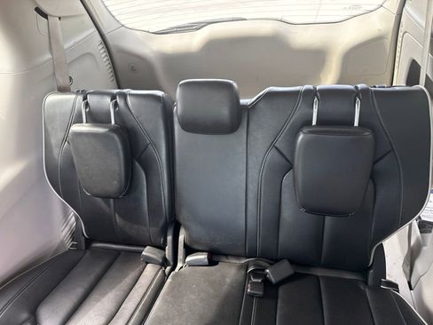 Used 2023 Chrysler Pacifica Limited FWD image 6
