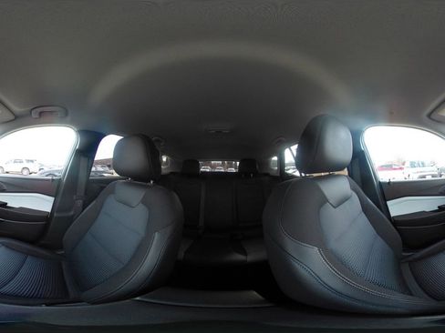 Used 2025 Chevrolet Trax LT w/ LT Convenience Package image 40