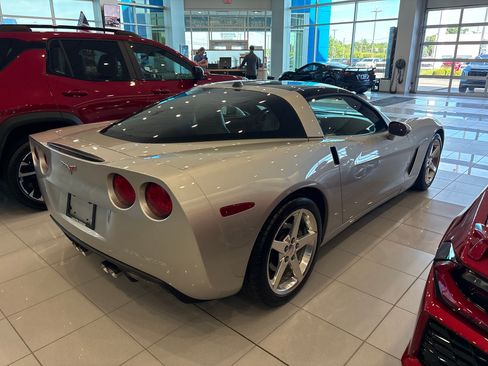 Used 2005 Chevrolet Corvette Coupe w/ Preferred Equipment Group RWD image 7