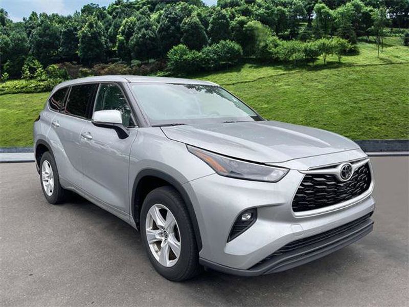 Certified 2022 Toyota Highlander LE image 1