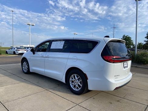 Used 2023 Chrysler Pacifica Touring-L FWD image 8