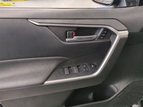 Used 2020 Toyota RAV4 XLE Premium image 9