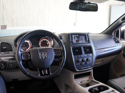 Used 2018 Dodge Grand Caravan SXT image 11