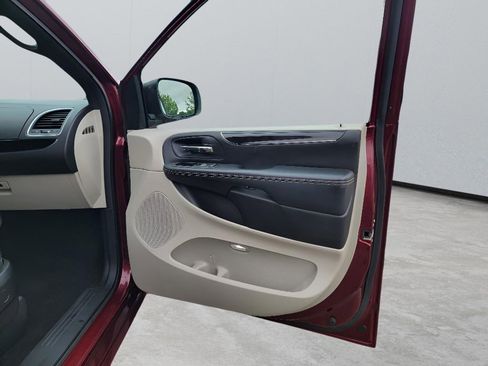 Used 2017 Dodge Grand Caravan SXT FWD image 33
