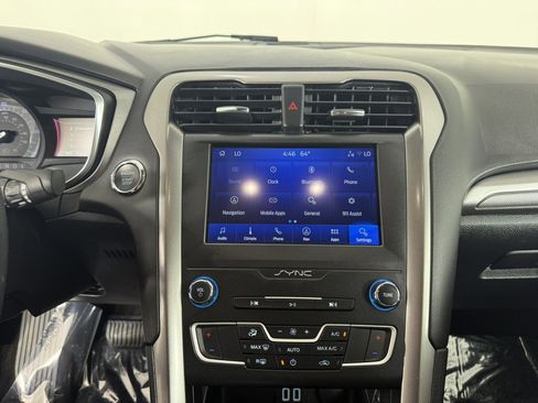 Used 2020 Ford Fusion SE FWD image 19