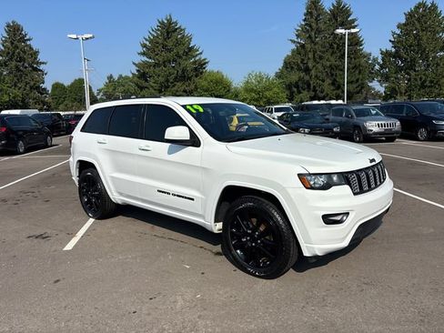 Used 2019 Jeep Grand Cherokee Altitude AWD/4WD image 2