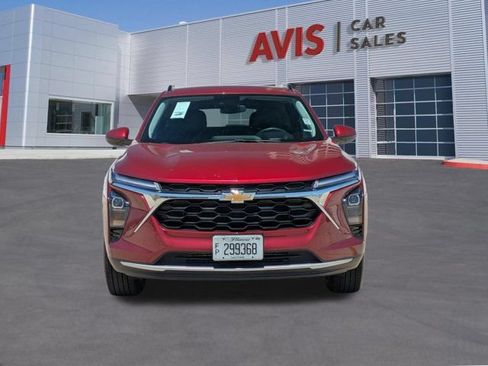 Used 2025 Chevrolet Trax LT w/ LT Convenience Package FWD image 2