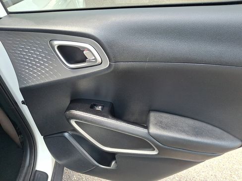 Used 2022 Kia Soul LX FWD image 16