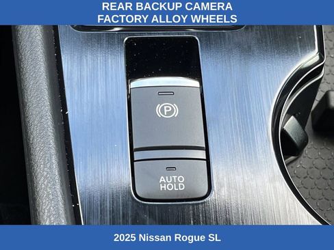 Used 2025 Nissan Rogue SL image 7