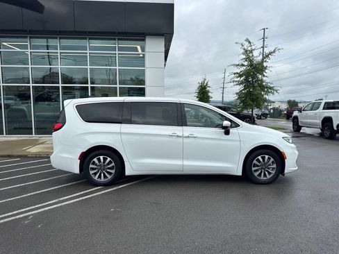 Used 2023 Chrysler Pacifica Touring-L FWD image 8