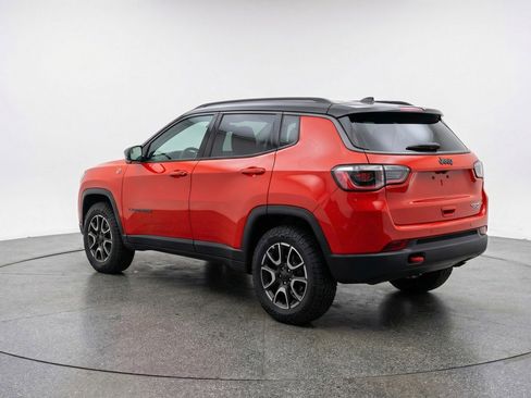 Used 2025 Jeep Compass Trailhawk AWD/4WD image 6