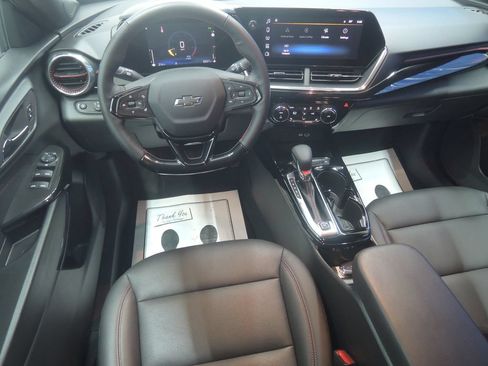 Used 2025 Chevrolet Trax RS FWD image 11