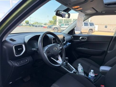Used 2024 Hyundai Venue SEL FWD image 14
