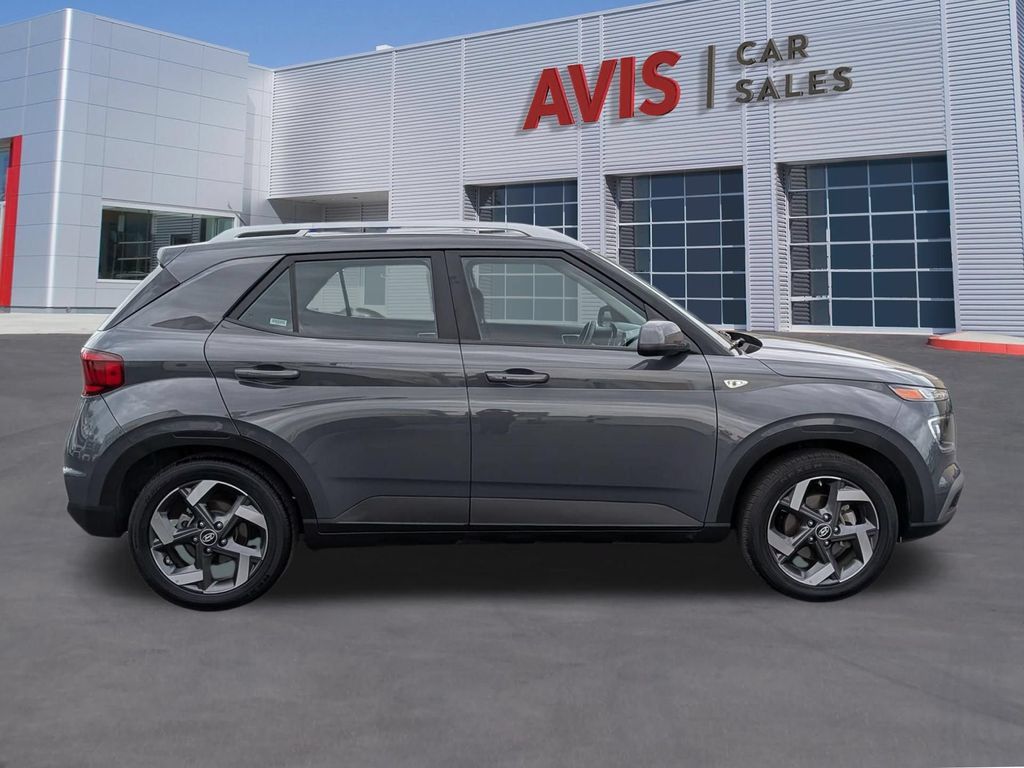 Used 2025 Hyundai Venue SEL FWD image 5