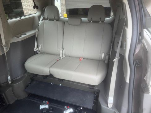 Used 2020 Toyota Sienna XLE w/ XLE Navigation Package image 15