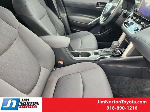 Used 2024 Toyota Corolla Cross LE FWD image 14