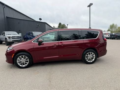 Used 2023 Chrysler Pacifica Touring-L AWD/4WD image 16