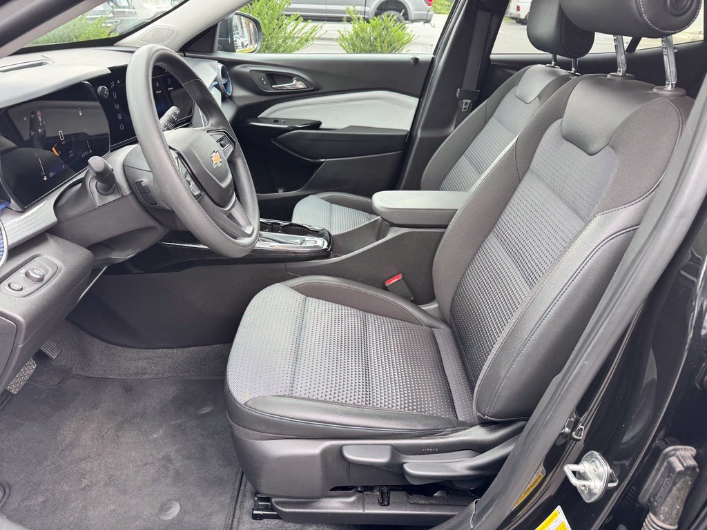 Used 2025 Chevrolet Trax LT FWD image 12