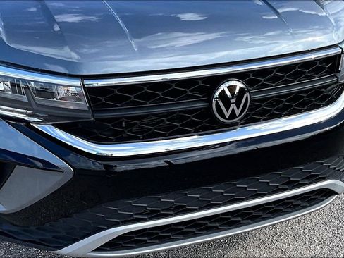 Certified 2022 Volkswagen Taos SE image 11