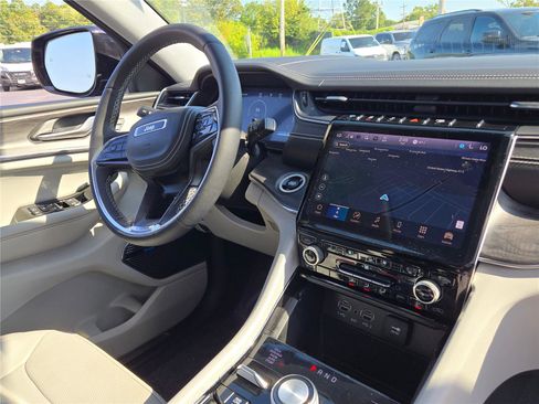 Used 2022 Jeep Grand Cherokee Overland w/ MOPAR Finishing Package image 8