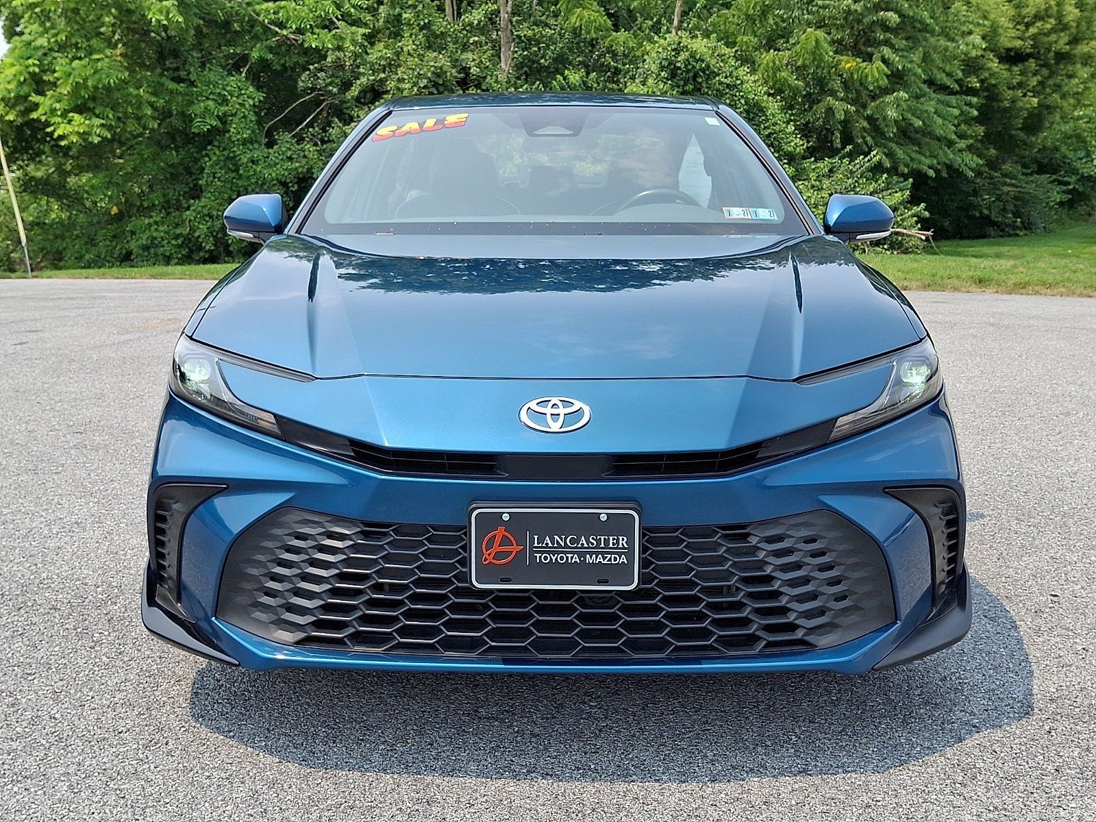 Used 2025 Toyota Camry SE FWD image 2