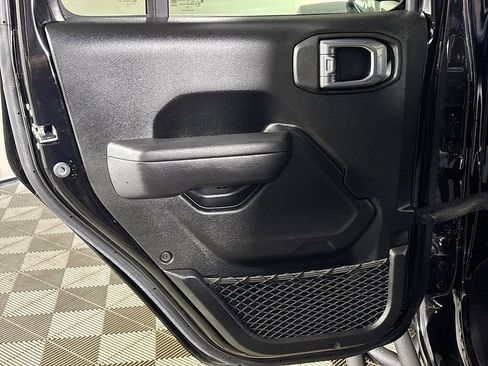 Used 2024 Jeep Gladiator Rubicon w/ Technology Group image 19